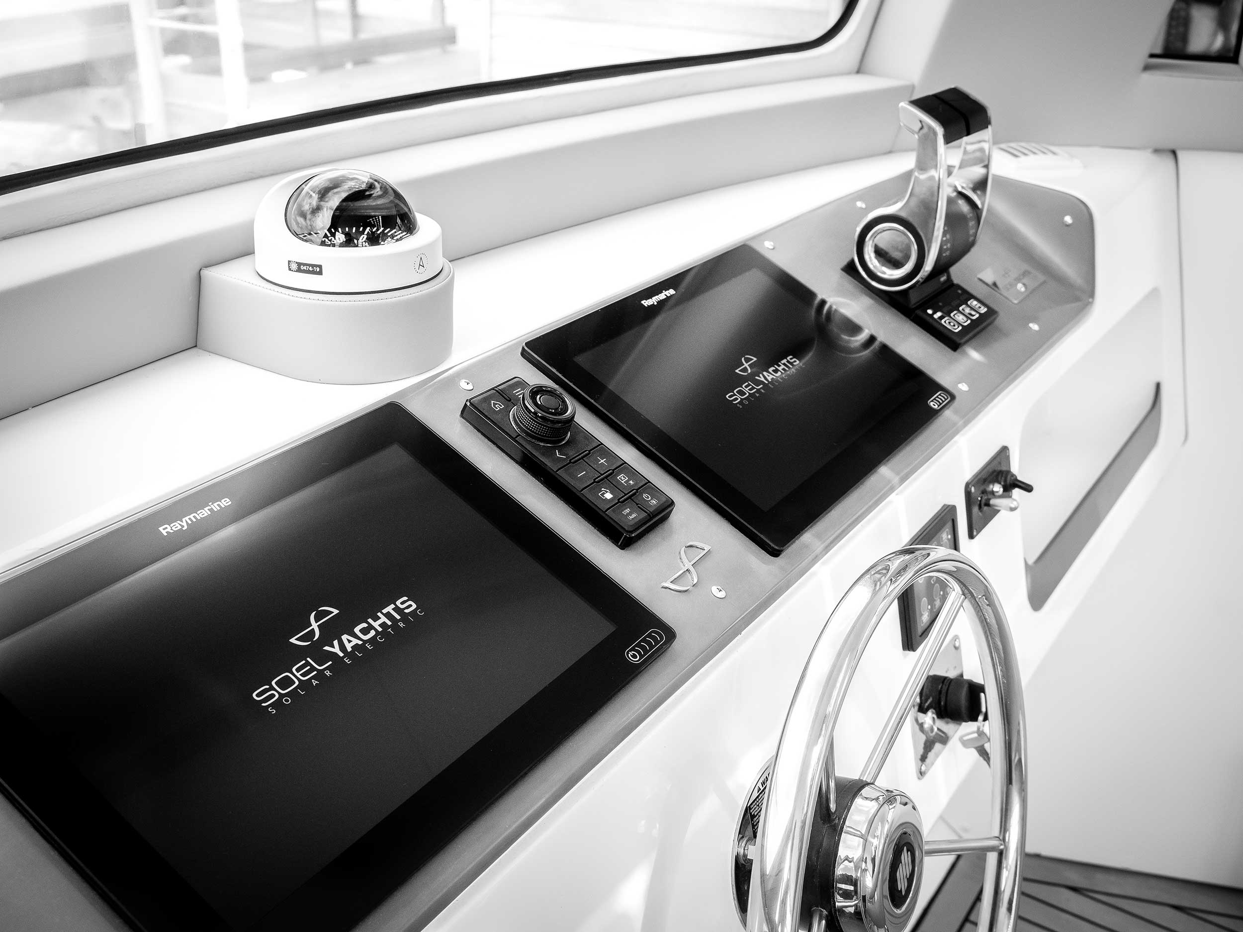 SoelShuttle14solarelectricboatweb13 Naval DC